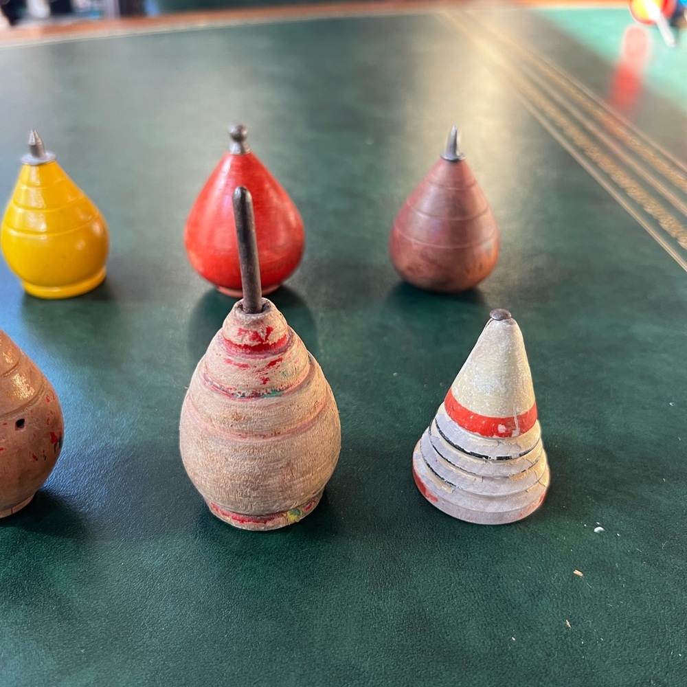 Buyer’s Choice Lot #6 of Antique Vintage Painted Wooden Spinning Tops - Picture 7 of 11